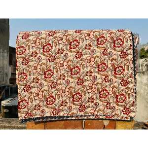 Couette Kantha en coton finie à la main avec de riches motifs imprimés et un tissu superposé doux pour une décoration de chambre confortable et accueillante - Product Image 1