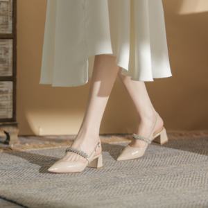 Sandales de soirée légères pour femme en cuir verni noir à bout pointu, avec talon compensé en satin orné de strass, à enfiler - Product Image 2