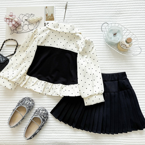 Completo Primaverile da Ragazza Nuovo 2026: Top in Poliestere a Pois Francese e Gonna Corta Plissettata - Abbigliamento Due Pezzi alla Moda per Drop Shipping - Product Image 2