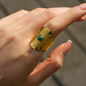 Bague en pierre naturelle verte gravée à large face exagérée en <span class=keywords><strong>or</strong></span> <span class=keywords><strong>18</strong></span> <span class=keywords><strong>carats</strong></span> vintage classique adaptée aux femmes - Product Image 5