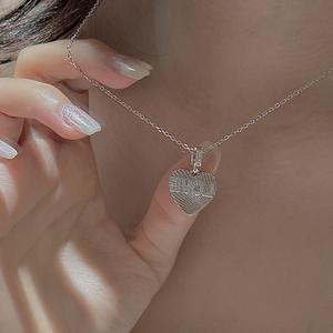 Colgante de Plata de Ley S925 con Diseño de Nicho, Ligero, Moderno, Estilo Vintage, Joyería con Forma de Corazón - Product Image 2