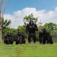 Statues de gorilles en résine personnalisées, idéales pour la décoration et les sculptures dans les parcs, jardins et zoos en plein air.