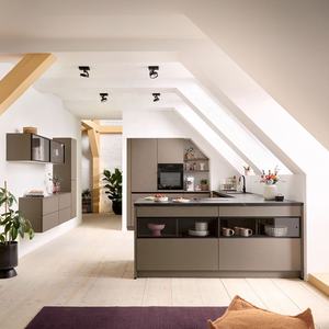 Système de cuisine moderne de type loft, armoires en forme de L, buanderie et rangement dissimulés, unités de rangement murales avec portes en verre - Product Image 1