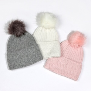 Gorro de punto personalizable para mujer 2025 con pompón extraíble Logotipo de negocios con estampado de invierno para viajes de otoño - Product Image 4