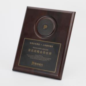 Trofeo Ecológico Sostenible de Madera de Nogal con Texto Grabado para Campañas Ambientales e Iniciativas Ecológicas - Product Image 4