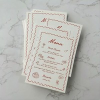 Carte de menu personnalisée à bordure ondulée découpée, imprimée offset, motif dessiné à la main pour la décoration de table de mariage et de restaurant