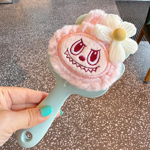 Brosse à cheveux en silicone à long manche pour poupée, motif petit monstre de dessin animé, avec coussin d'air massant, brosse à cheveux creuse Labubu, vente en gros - Product Image 4