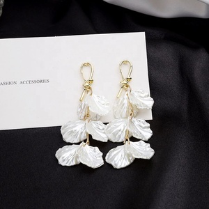 Boucles d'oreilles clous en alliage de zinc plaqué or avec perles et longues pampilles florales blanches pour mariage féminin - Product Image 4