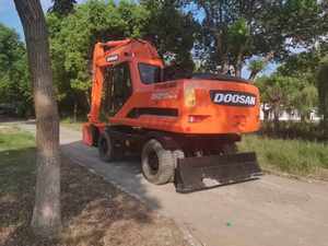 รถขุดล้อยี่ห้อ Doosan รุ่น DH210W-9 DH210W ขนาด 21 ตัน 20 ตัน พร้อมเครื่องยนต์ เกียร์ ปั๊ม ราคาดีที่สุด พร้อมอุปกรณ์ขุดเจาะ ได้รับการรับรองมาตรฐาน CE - Product Image 2