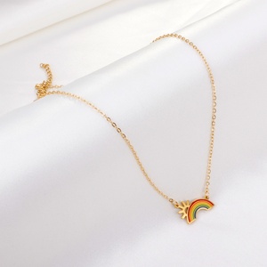 Collier Pendentif Arc-en-ciel Mignon et Populaire en Acier Inoxydable Plaqué Or 18 carats avec Chaîne de Qualité – Meilleurs Vœux - Product Image 1