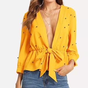 เสื้อเบลาส์ผู้หญิงคอวีลึกสีดำประดับด้วยลูกปัดแบบผูกปมด้านหน้า - Product Image 2