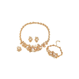 Parure de bijoux transfrontalière européenne et américaine en vogue : collier et boucles d'oreilles en fausses perles et fleurs ajourées pour femme, idéale pour les mariages - Product Image 5