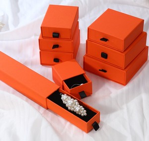 Caja de Regalo de Joyería de Papel Kraft Marrón con Logotipo Personalizado al por Mayor, Cuadrada, Lujosa, con Relieve, Impresa en 4 Colores, con Cajón Deslizante - Product Image 3