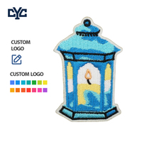 Patch brodé personnalisé en forme de lanterne vintage bleue avec motif de bougie, broderie durable en point de croix avec décoration étoile dorée pour arbre de Noël