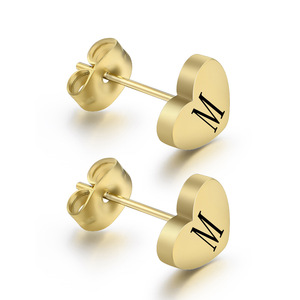 Boucles d'oreilles en forme de cœur 8MM en alliage de zinc gravées au laser avec la lettre L, bijoux cadeau - Product Image 2