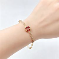 Bracelet en laiton plaqué or réglable avec zircon rouge en forme de cœur traversé d'une flèche, bijou de main de luxe pour femme, cadeau tendance - Grande Vente