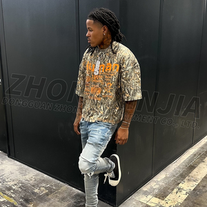 T-shirt da uomo con taglio oversize e spalle scese, stampa digitale mimetica all-over, lavaggio acido, personalizzabile - Product Image 2