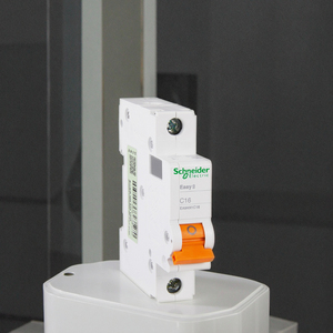 Disjoncteur miniature PLC EA9AN1C25, interrupteur à air 1P pour montage sur rail DIN, en cuivre, 16A/20A/32A/40A/50A/63A, produit sous garantie - Product Image 1
