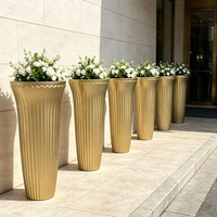 Grand pot de fleurs décoratif en fibre de verre pour extérieur, urne haute pour hall d'hôtel, complexe hôtelier, entrée de centre commercial, design commercial