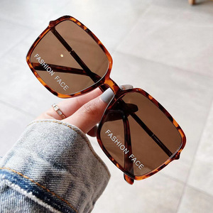 Gafas de Sol Qianai con Marco Cuadrado Grande, Protección UV400, Lentes de PC, Diseño Unisex con Letras en la Montura - Product Image 2