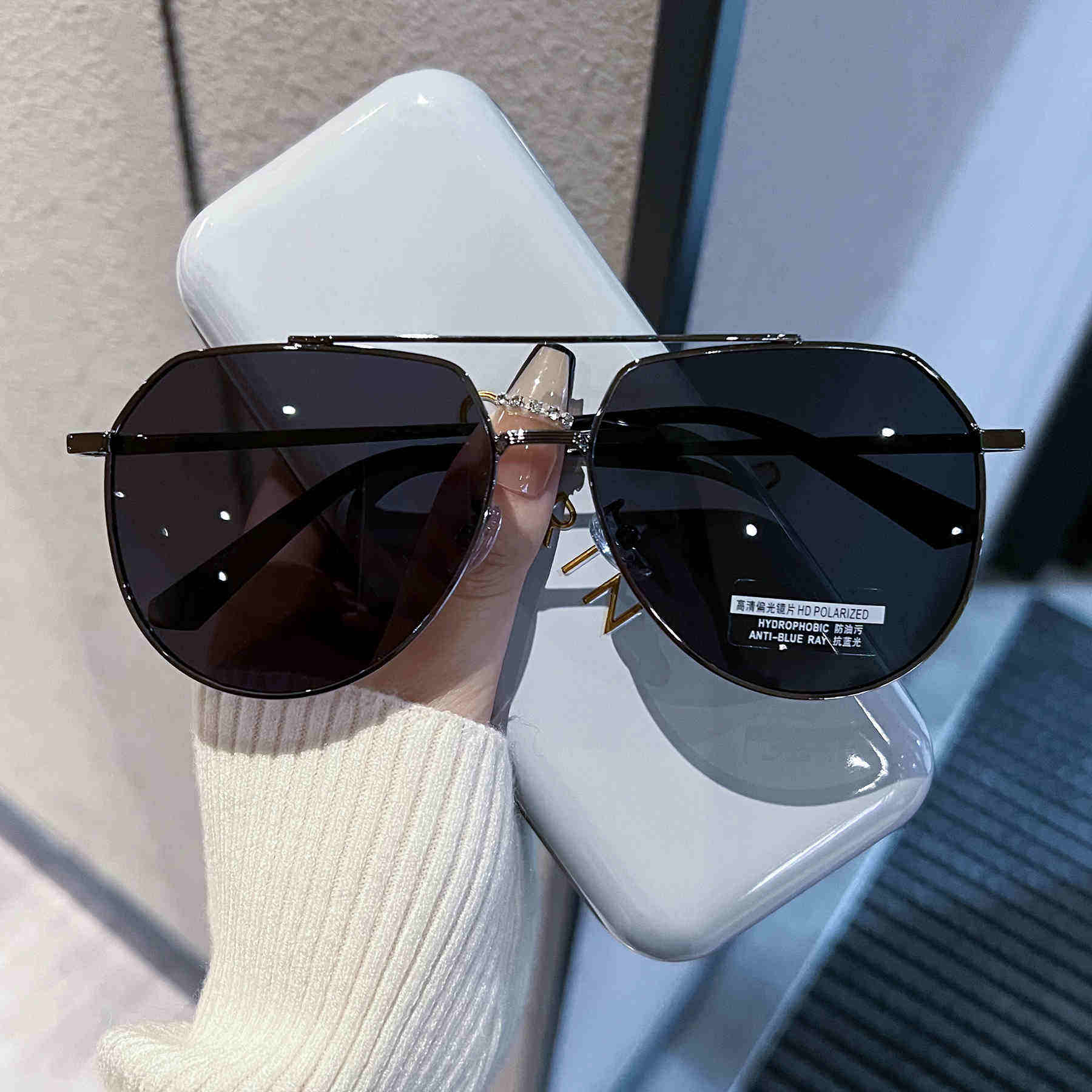 ฟิล์มสีดำและสีเทากรอบปืน