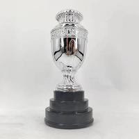 Trophée de football personnalisé en argent, design festonné, médaillon à bord cannelé, base noire en métal poli, récompense sportive