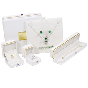 Boîte à bagues de mariage élégante et luxueuse en cuir gris avec perles, ensemble de sept pièces carrées, conteneur à bijoux pour cadeaux - Product Image 1