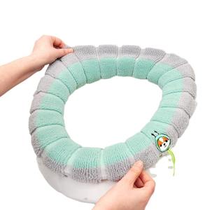 Asiento de inodoro para el hogar con asa, cojín de plástico grueso OKnitting, asiento acolchado con tacto cómodo - Product Image 5