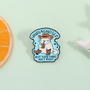Забавные эмалевые значки с котом-ковбоем и цитатой: «Не диагностировано, но что-то не так». Броши и нагрудные украшения оптом. - Product Image 3