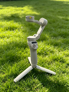 ดีเจ ออสโม โมบาย เอสอี ตัวกันสั่นแบบพับได้ 3 แกนสำหรับสมาร์ทโฟน ตัวกันสั่นสำหรับโทรศัพท์มือถือ แบตเตอรี่ใช้งานได้ 8 ชั่วโมง แอคทีฟแทร็ก 6.0 สำหรับไอโฟนและแอนดรอยด์ - Product Image 3