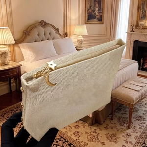 Pochette cosmétique de luxe en fil d'or, ornée d'un détail en forme de croissant doré et d'un motif matelassé diamanté, parfaite pour les voyages. - Product Image 2