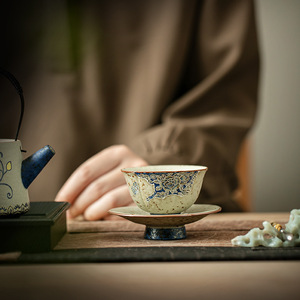 Taza de té retro azul y blanca con diseño de peonía y posavasos, taza de cerámica personal individual para té de la tarde - Product Image 3