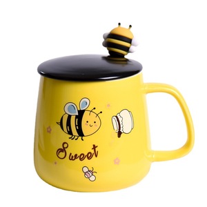 Tazza in Ceramica JM6 Creativa a Forma di Ape Gialla con Coperchio Nero, Manico e Cucchiaio, Grande Capacità, Riutilizzabile per Colazione, Ideale per il Ritorno a Scuola - Product Image 1