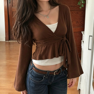 Blusa Y2K de manga larga para mujer, estilo cruzado con lazo lateral, cuello en V, manga acampanada, corte cropped, ajuste casual y ceñido - Product Image 4