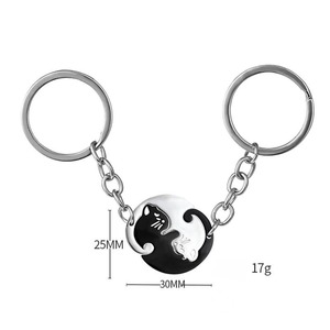 Llavero de acero inoxidable con diseño de gatos abrazados y corazón partido, a juego para parejas, accesorio colgante para llaves, regalo artesanal - Product Image 3