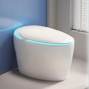Toilettes intelligentes de luxe entièrement automatiques, design de cuvette de toilettes en céramique, toilettes intelligentes à poser au sol avec télécommande - Product Image 2