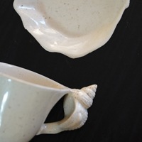 Ensemble tasse et soucoupe en céramique faits à la main avec un design minimaliste moderne dans un coffret cadeau en carton pour le café à la maison et des cadeaux élégants