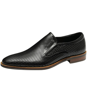 Zapatos de vestir de cuero para hombre, con punta en pico, estilo casual de negocios, de diseño británico de lujo, transpirables y ligeros, para otoño. - Product Image 1