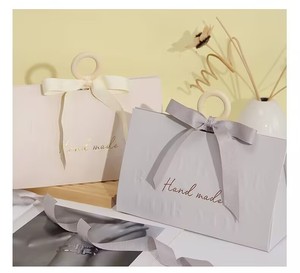 Luxuriöse Hochzeits-Süßigkeiten-Geschenkbox mit Geprägtem Goldfolien-Logo Günstige Vorrätige Geschenkboxen 1 Stück Faltbare Dreieckige Geschenkboxen - Product Image 1