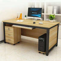 Bureau d'ordinateur moderne et simple en bois pour patron, manager, formation ou usage domestique