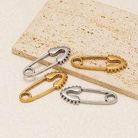 Vente en gros de pendentifs en acier inoxydable 304 plaqué or 18 carats PVD, forme trombone, 56x22mm, grands charms pour la fabrication de bijoux DIY