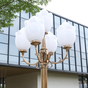 Lampadaire de jardin extérieur en fer avec abat-jour en verre LED, lumière blanc chaud 2700K, ampoule A19 non amovible, AC 220V, IP66, détecteur de mouvement, alimenté par énergie solaire - Product Image 5