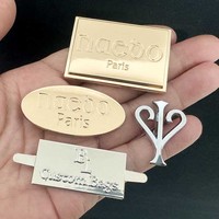 Étiquette métallique triangulaire Consen tendance en alliage de zinc avec finition anti-oxydation pour sacs à dos et chaussures, idéale pour la personnalisation