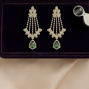 ต่างหูระย้าทรงหยดน้ำมรกต เพชรเลี้ยงในห้องปฏิบัติการ |   ทอง 14KT ชุบโรเดียม ทรงบริลเลียนท์คัท |   งานแต่งงานสุดหรู - Product Image 1