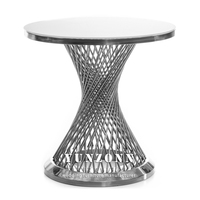 Support à gâteau de luxe en acier inoxydable doré avec plateau en verre miroir pour mobilier d'hôtel, mariages et réceptions en extérieur, et repas à domicile