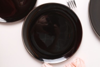 Services de vaisselle en porcelaine noire au design personnalisé avec bordure dorée, assiettes en céramique de luxe de luxe à prix bon marché