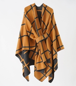 Diseño cuadrado con una capa en forma de barra superpuesta a un chal cálido. - Product Image 1