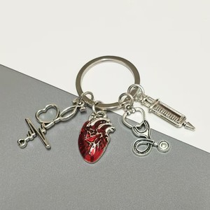 Ensemble de porte-clés sur le thème de l'infirmière avec coeur, seringue, stéthoscope-Idéal pour les infirmières et les médecins, parfait pour les célébrations de la journée des infirmières - Product Image 3