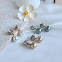 Boucles d'oreilles en métal de style influenceur, exquises, tendance, au design de niche, incrustées de diamants étincelants, exsudant une touche de luxe léger et géométrique.