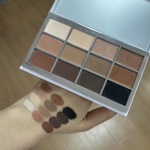 พาเลทอายแชโดว์เนื้อแมตต์สีชัด 12 เฉดสี เมคอัพเนื้อมินเนอรัลสำหรับผิวโทนกลาง - Product Image 1